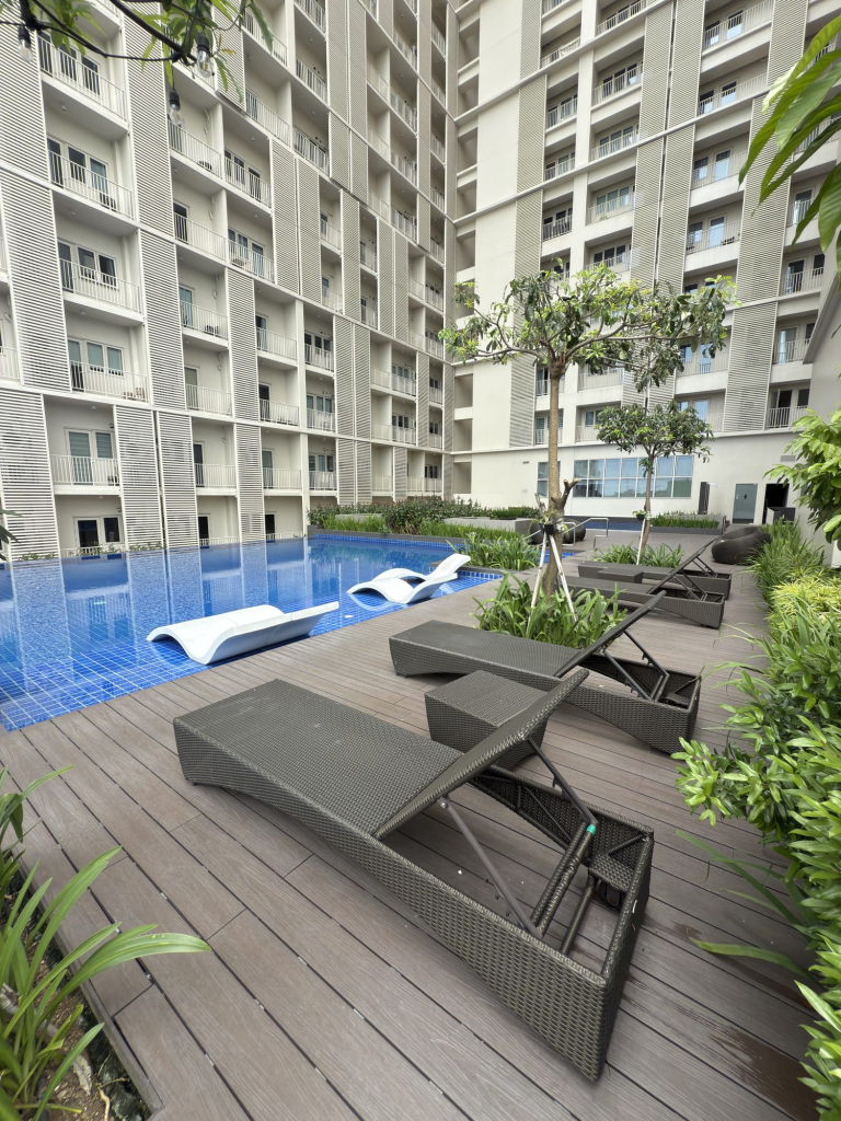 Park McKinley West pool deck with sun loungers